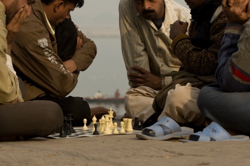 Chess play at the banks of the Ganges River in Varanassi, India. Juego de ajedrez a la orilla del rio Ganges en Varanassi, India.
